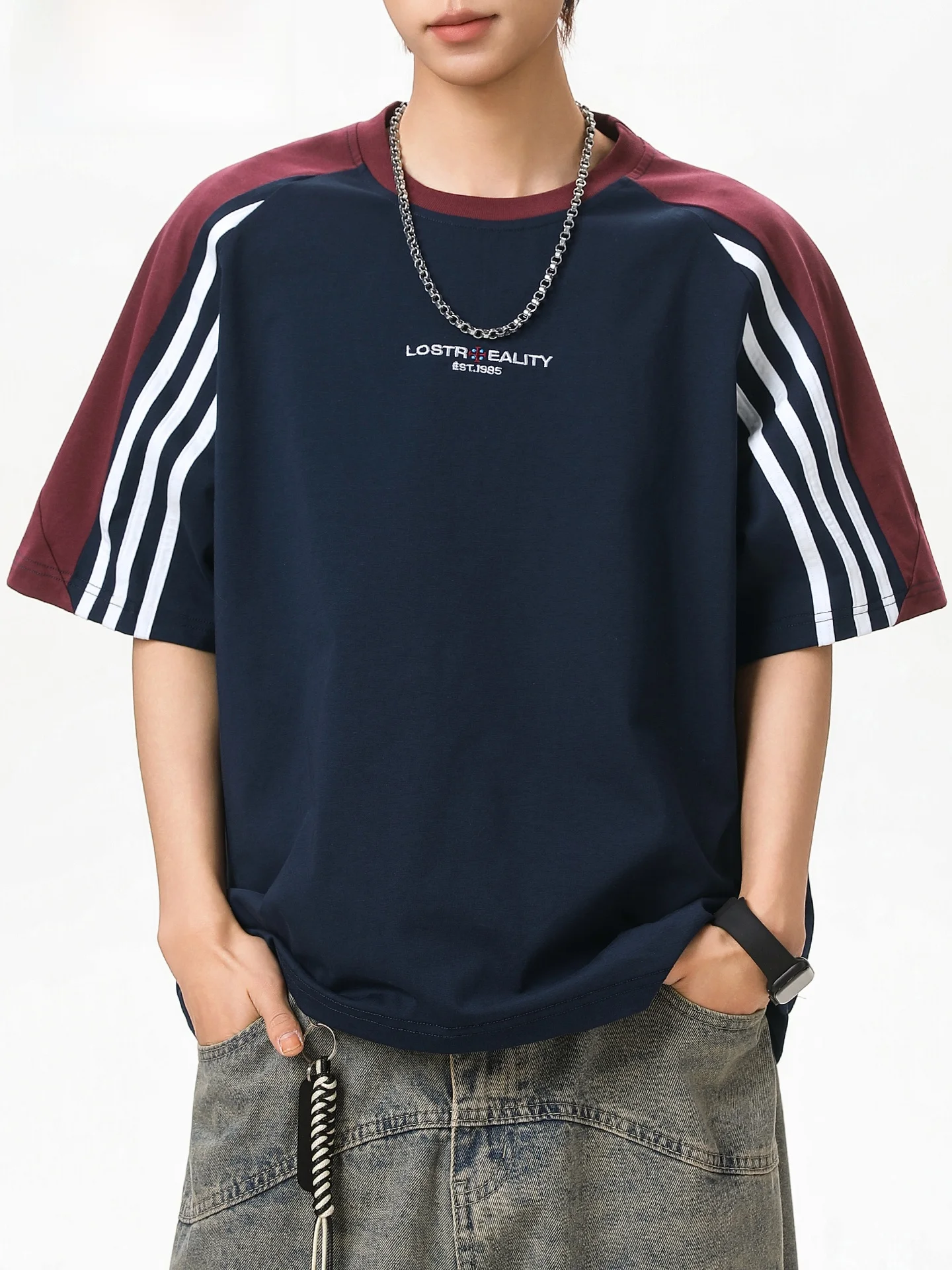 ストライプ柄 メンズTシャツはどう選ぶ？美式風の刺繍入りデザインが通勤からレジャーまで活躍する理由