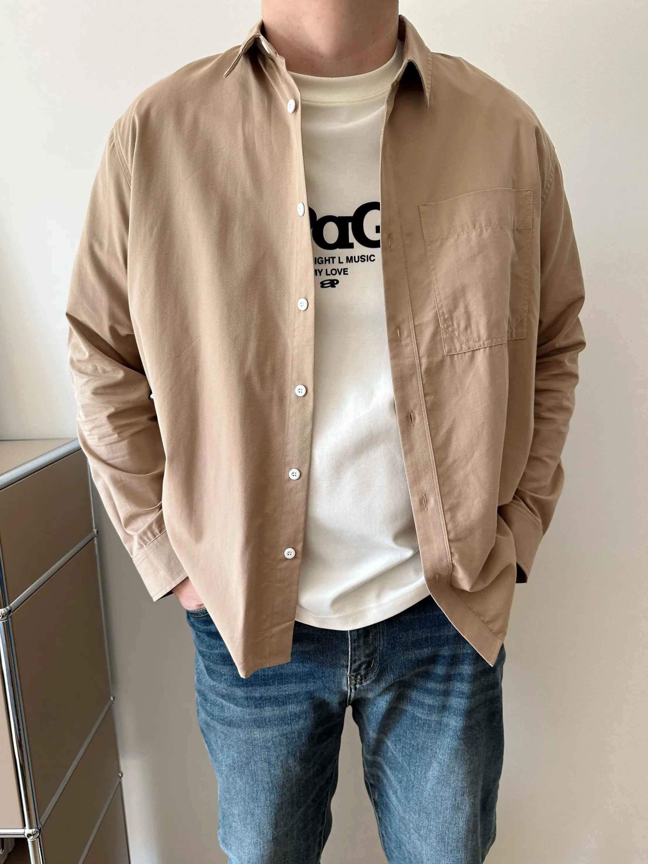 浅いカーキの長袖カジュアルシャツ：春の日常コーデに最適なベルベットタッチモデル