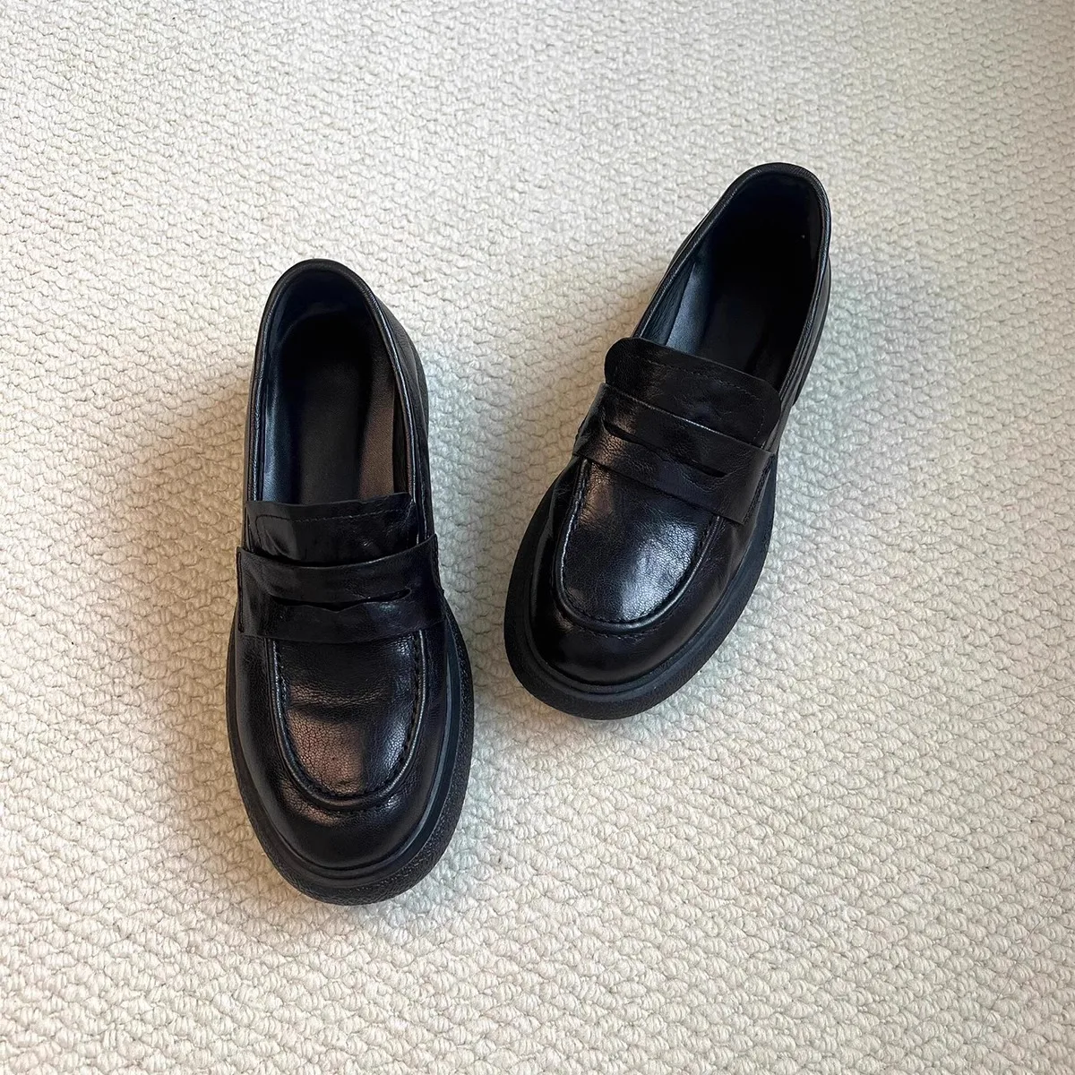 羊皮製厚底ローヒールパンプス：通勤シーンで足に負担をかけない日常スタイル