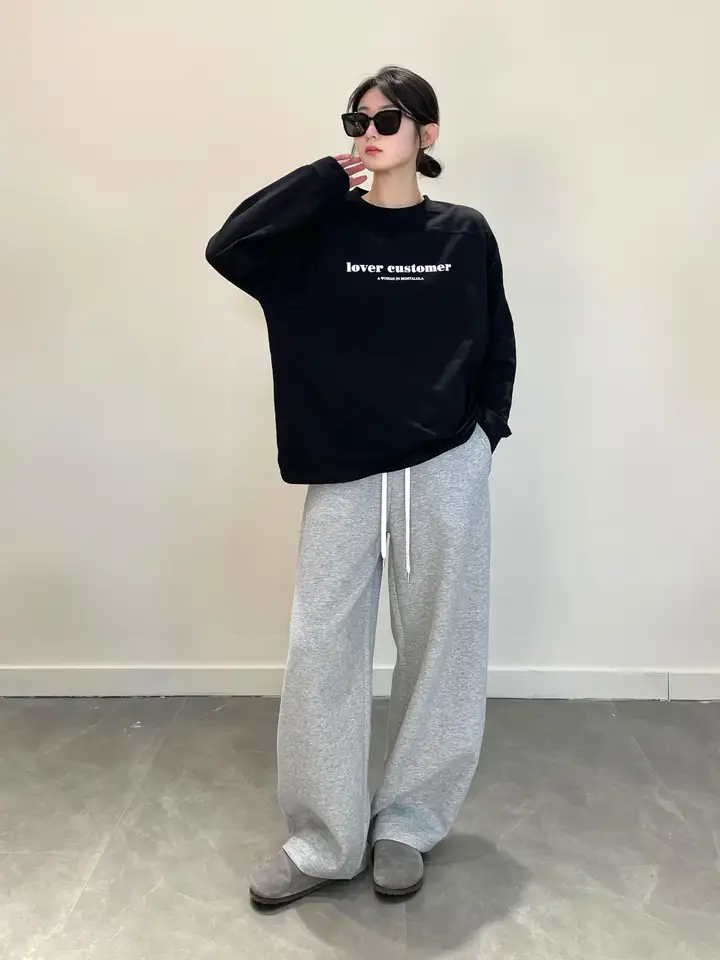 綿100%のウォッシュ加工済みカジュアルロングスリーブTシャツ【ゆったりシルエット・ロゴプリント・秋用】