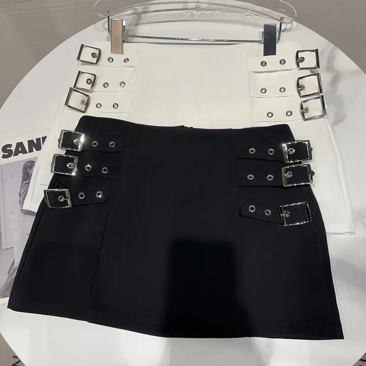 金属カギ付きデザインの重工ショートスカート【Aライン・女性用・クールスタイル】（セットアップ対応）