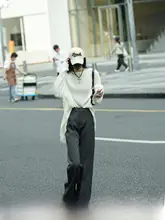 白色のゆったりしたクルーネックニットセーター【春季用・女性用・ナチュラルテイスト】