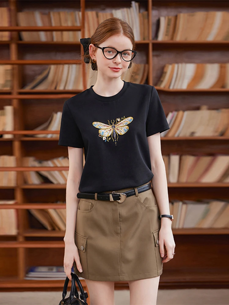 コントラスト刺繍ラウンドネックTシャツ：女性向けカジュアルスタイルの実用性とデザイン特性