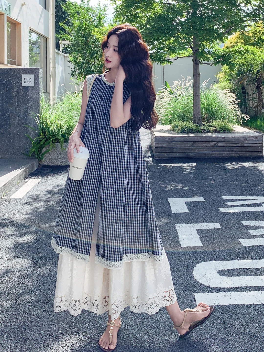 夏のブラウンコーデに最適な花柄ワイドパンツとタンクトップセットアップ