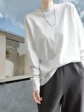 シンプルなデザインのバックラインが特徴のゆったりとした長袖Tシャツ【女性用・クルーネック】