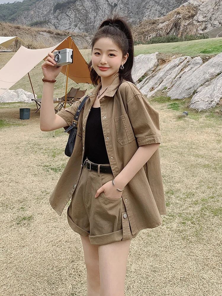 女性服 ブランド で夏のスタイルを決めるには？カーキ色のワイドシャツとショートパンツが答えになる