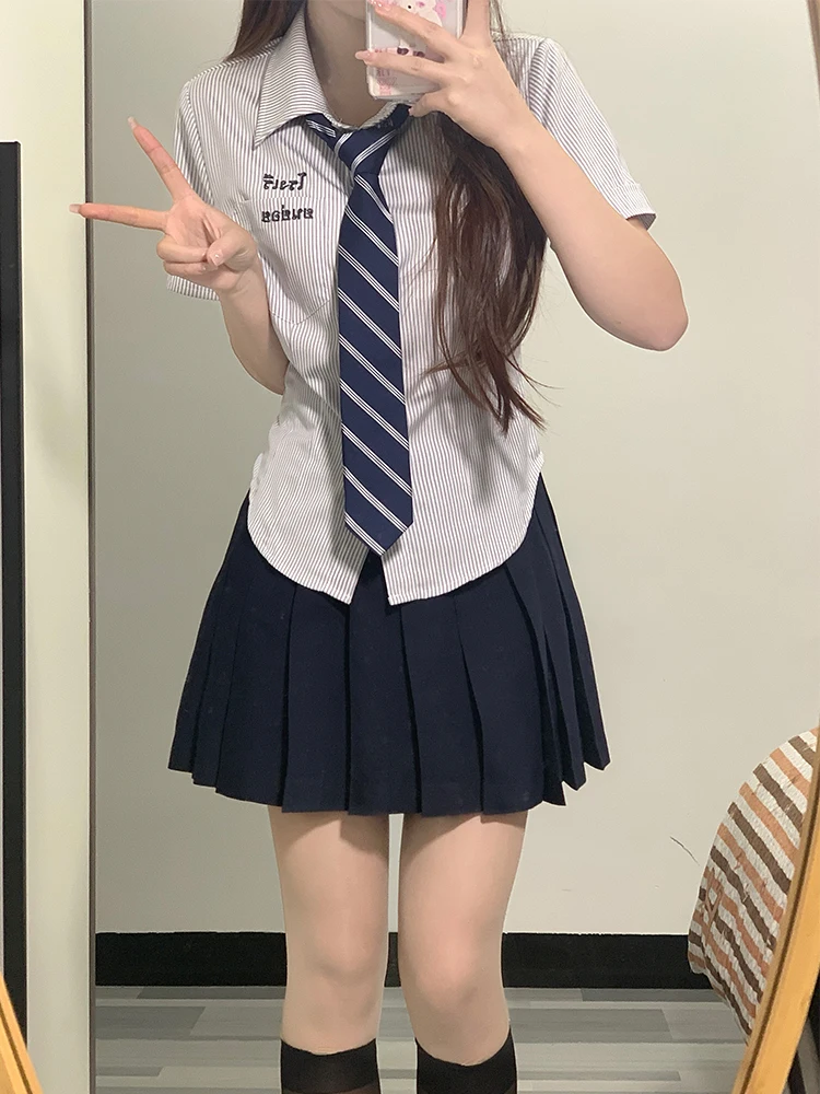 かわいい高校生制服をどう選ぶ？ストライプシャツとスカートの組み合わせが通勤にも合う理由