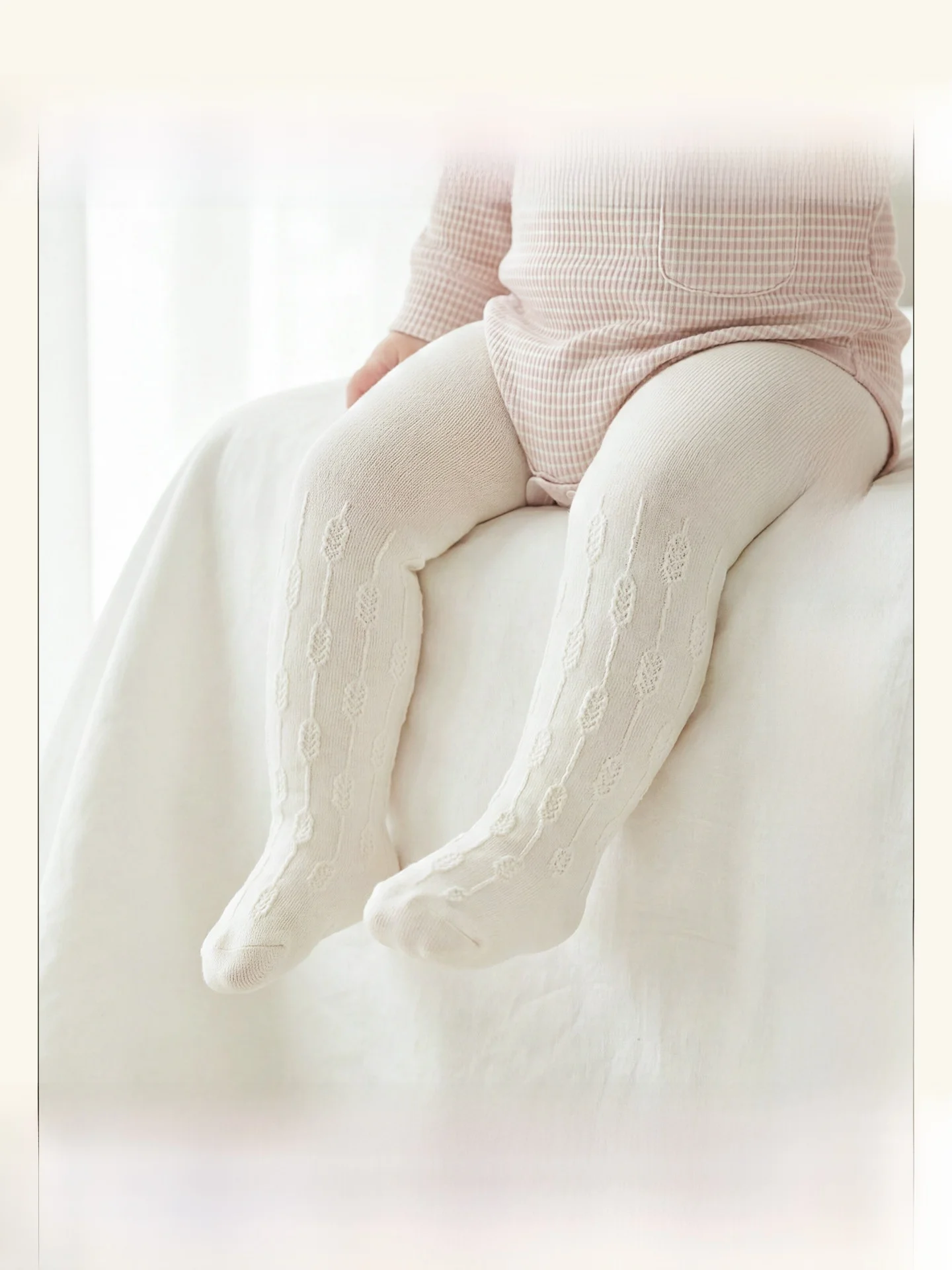女の子用 白色タイツ【膝上丈・超柔軟・春秋用】：1歳半から3歳までに最適な日常着用の選択肢