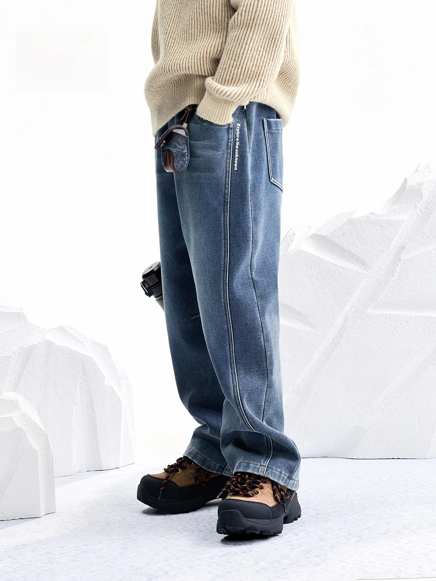 冬の通勤に欠かせない、ブルーのデニムパンツはどんなものか？