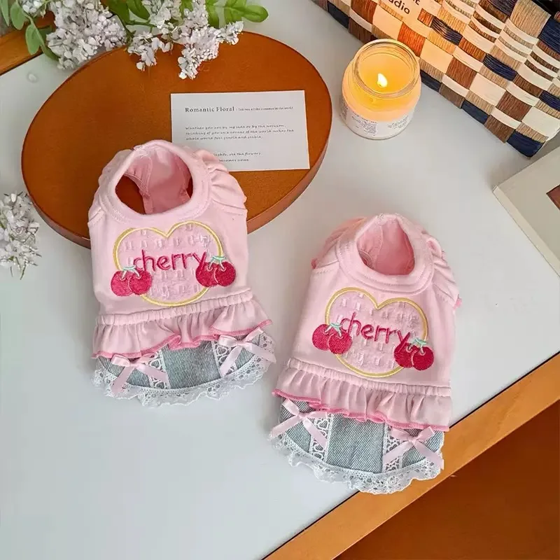 春にぴったり！チェリーレースデザインのペット用衣服：薄手で毛が抜けにくいデニムスカートの実用性とサイズ選び