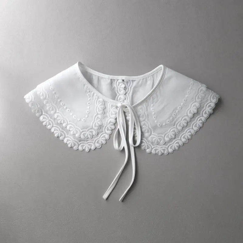 コクーンシャツとしてのレイヤードデザイン花柄刺繍アイテム：大きめラペルと結び紐が実用性を支える