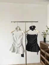 ワンショルダーデザインの白いドット無袖トップス【ショート丈・甘辛スタイル・ヘアバンド付き】