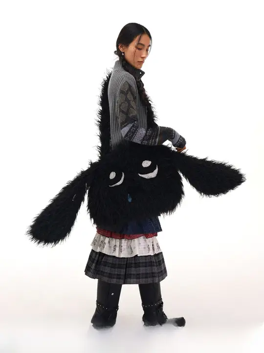 可愛らしい小犬デザインの斜め掛けバッグ【毛糸使用・実用的・シンプル刺繍】