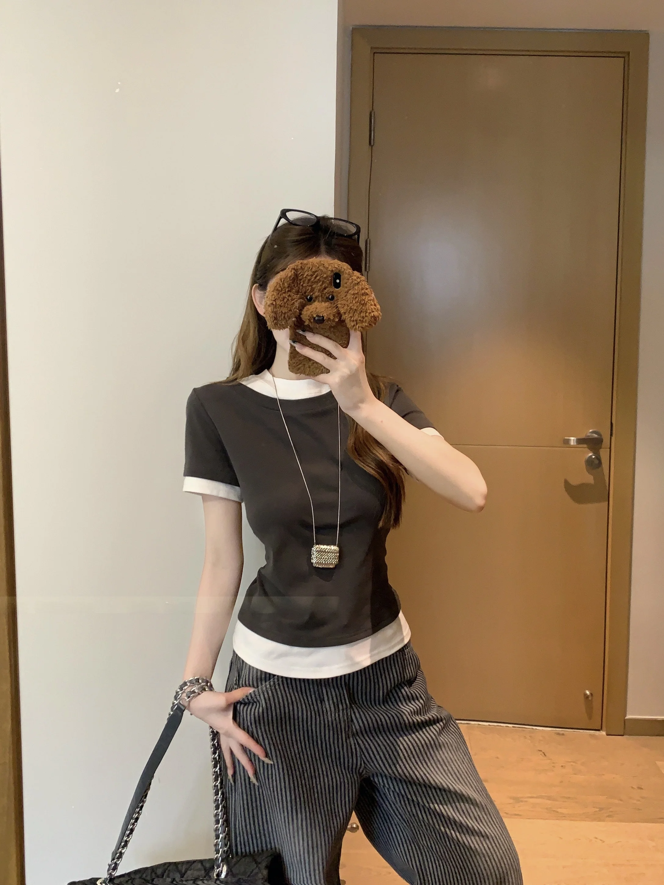 バイカラー風デザインの短袖Tシャツ：重ね着コーデで通勤・春夏に最適なシンプルトップ
