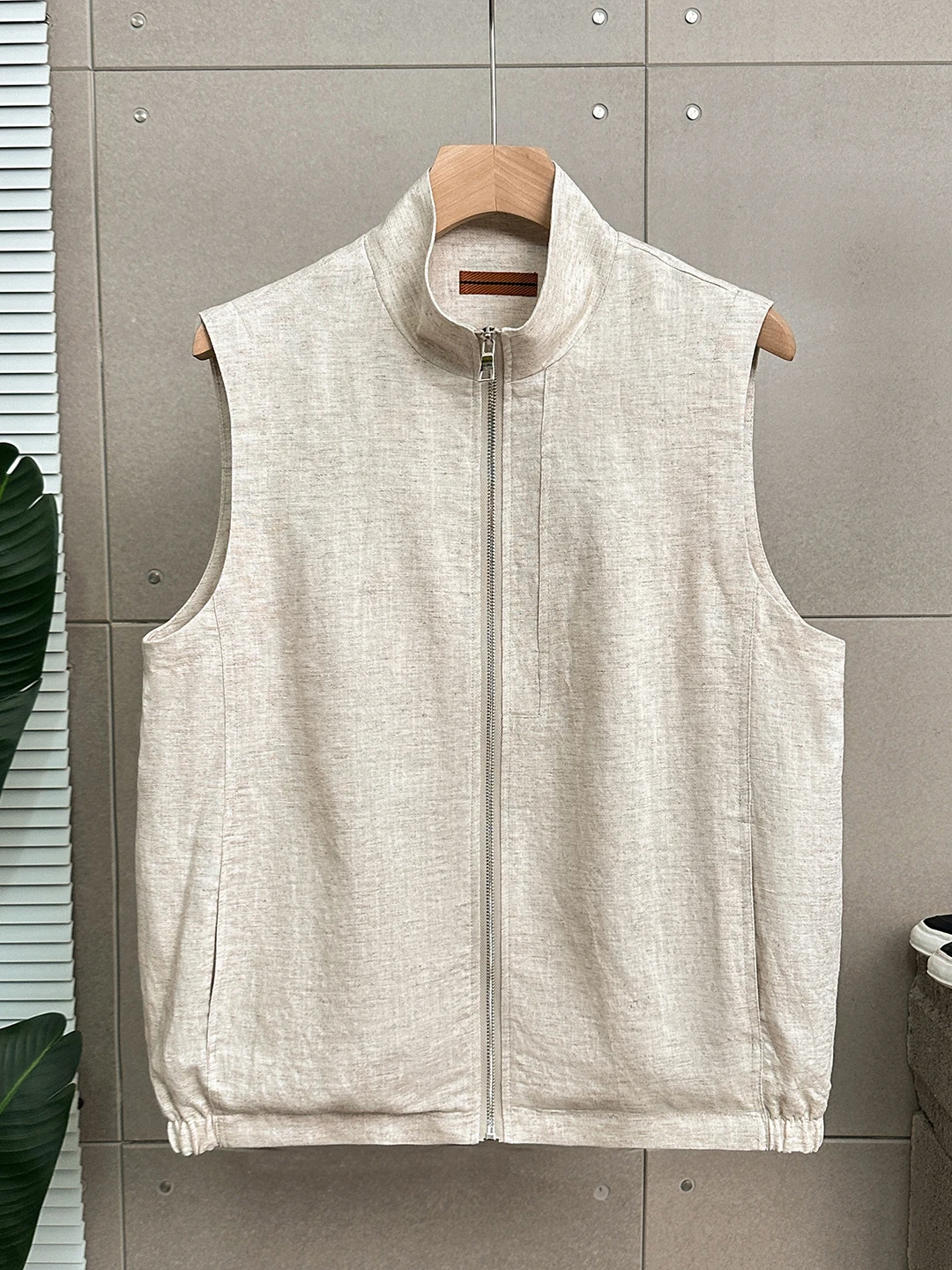 ライセリック麻製ベスト：男の服肩幅に適したビジネスカジュアルの着こなし方