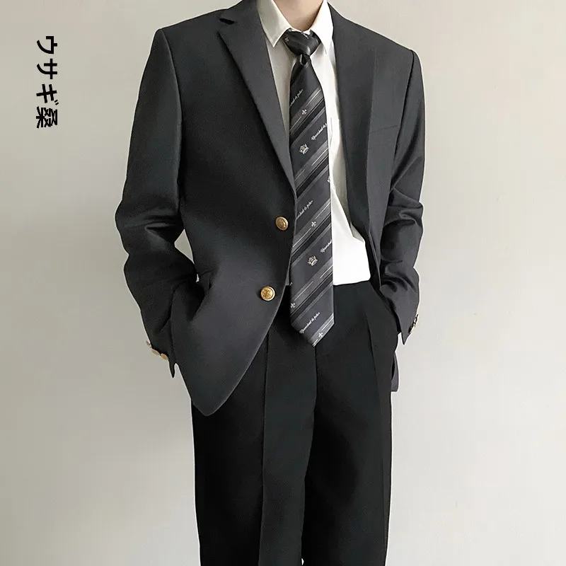 シンプルでスタイリッシュなグレーカジュアルスーツジャケット：中古製服販売における若者向け百搭デザインの実用性