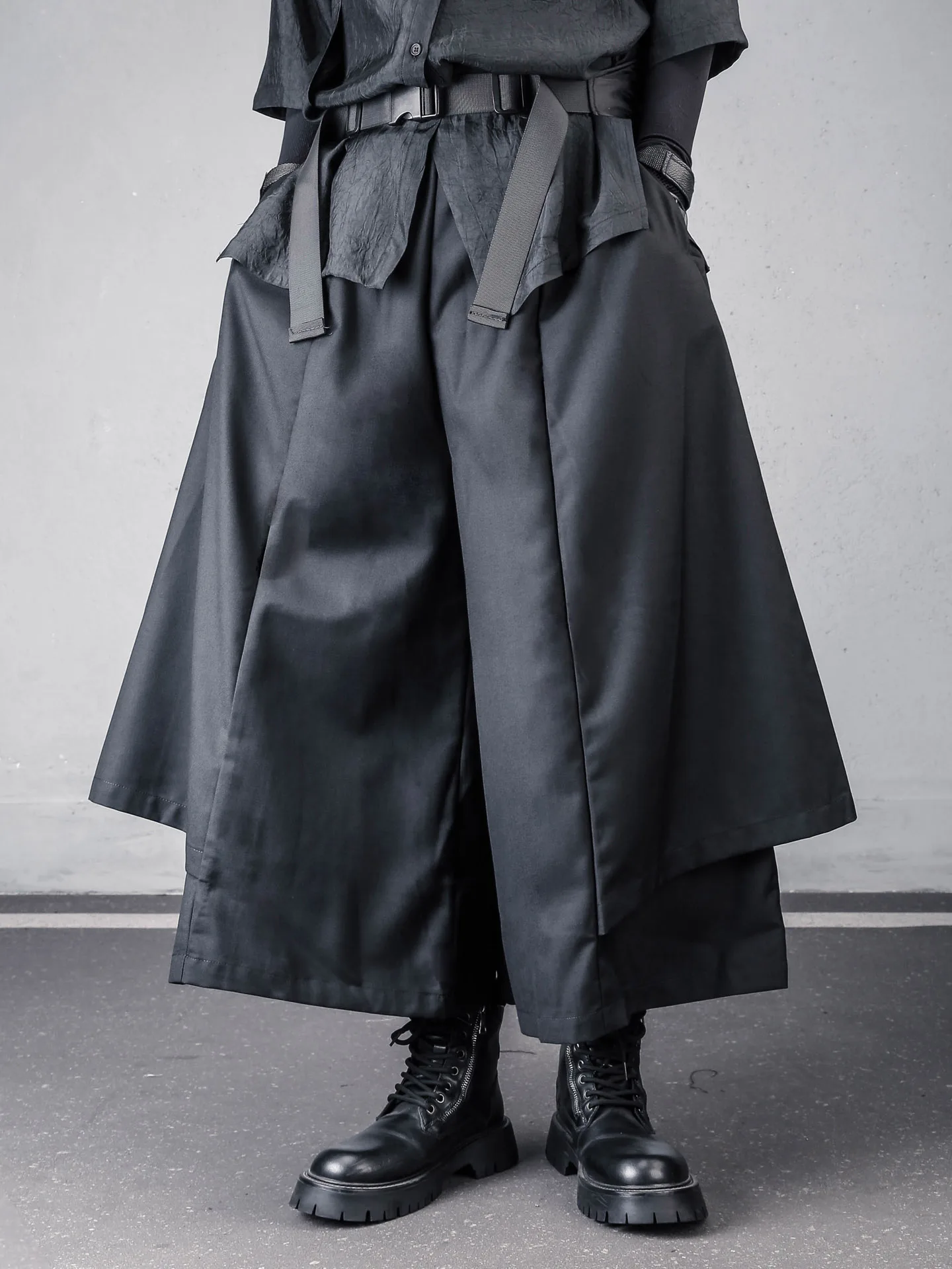 ごつい服とは？ダークスタイルのワイドレッグパンツが提供する暗黑風のシルエットと実用性