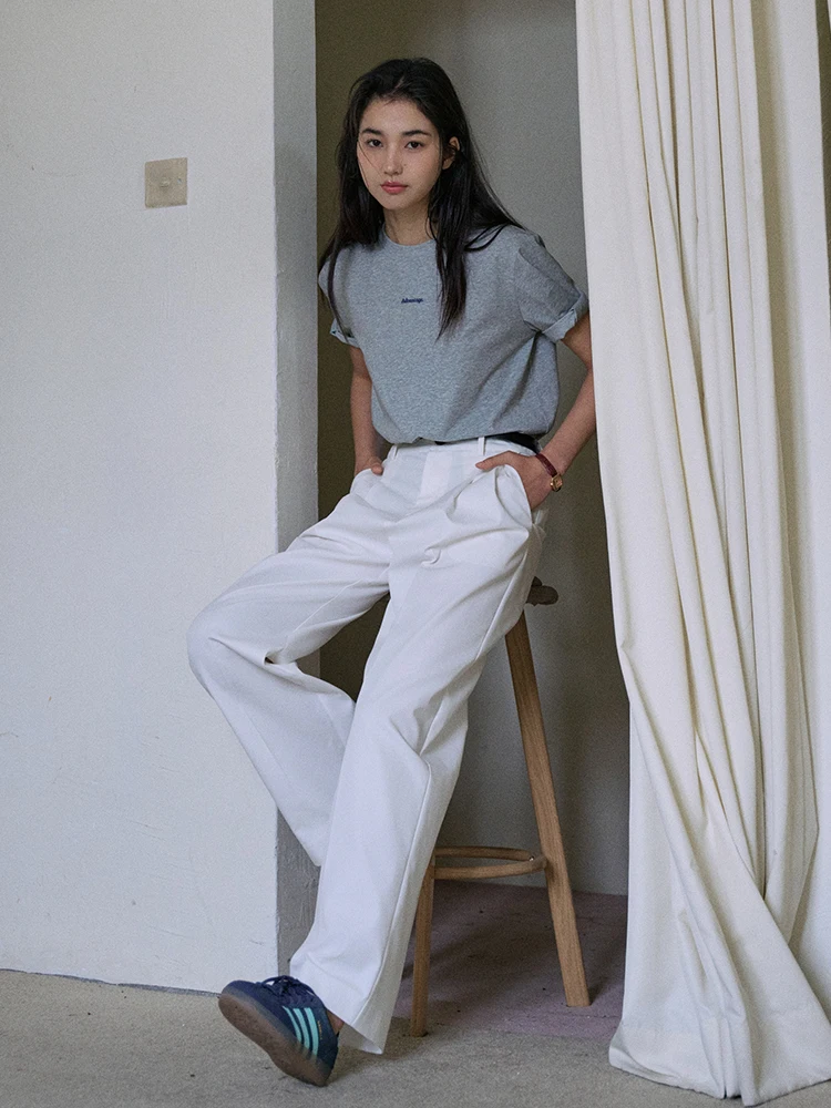 特別な刺繍入り肩出しTシャツ：夏用のリラックススタイルを実現