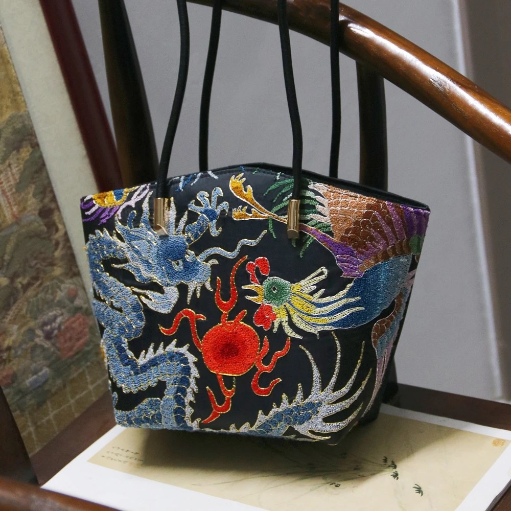 民族風デザインの刺繍トートバッグ：キルティングトートの実用性とデザイン特性