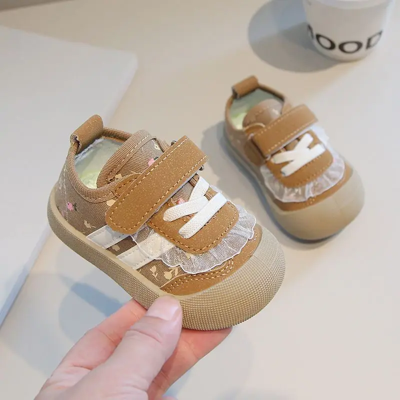1歳と1歳半の足のサイズがわかる！赤ちゃんの靴選びに役立つ、実際のサイズと選び方のすべて