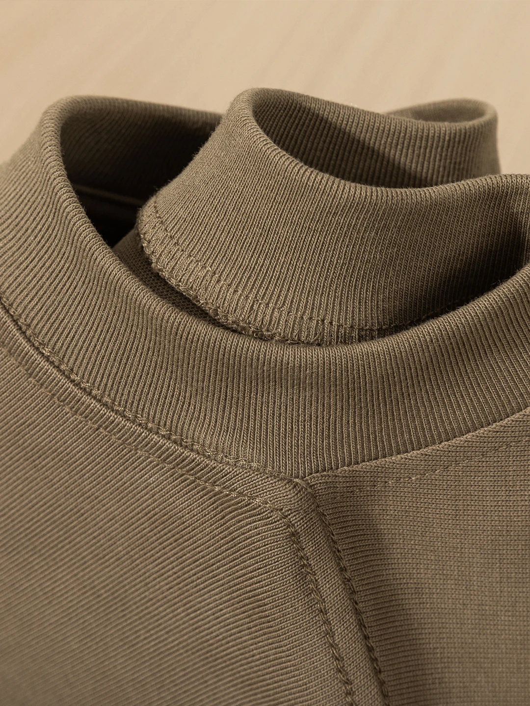 厚手の長袖Tシャツ：メンズ向け秋冬シーズンの基礎スタイル