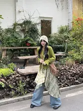 春にぴったりの草色Vネックウエストリボンニットトップスと不規則なデザインのスカート（セットアップ対応）