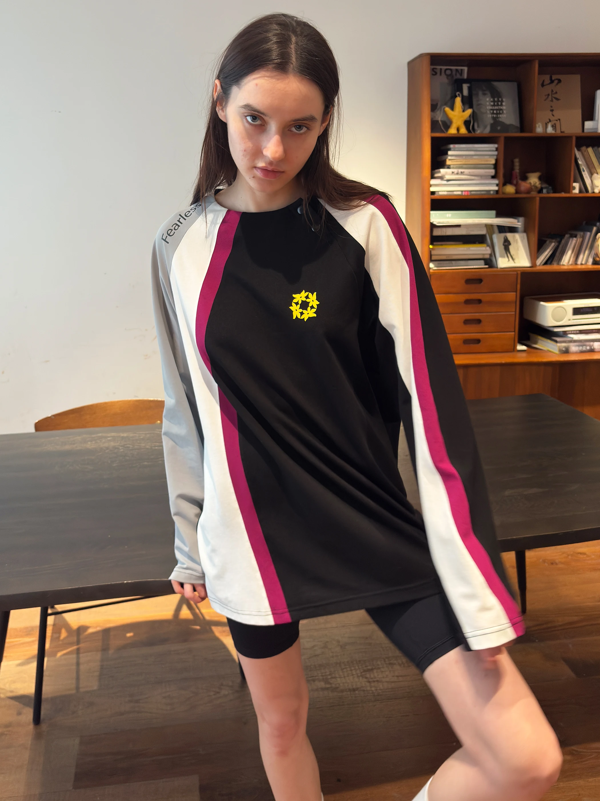 不規則なカラー切替デザインのスポーツTシャツ：高級スポーツウェアとしての実用性と素材特性