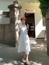 デザイン性のある白いフリルワンピース【小柄向け・夏用・フレンチスタイル・ウエストマーク】