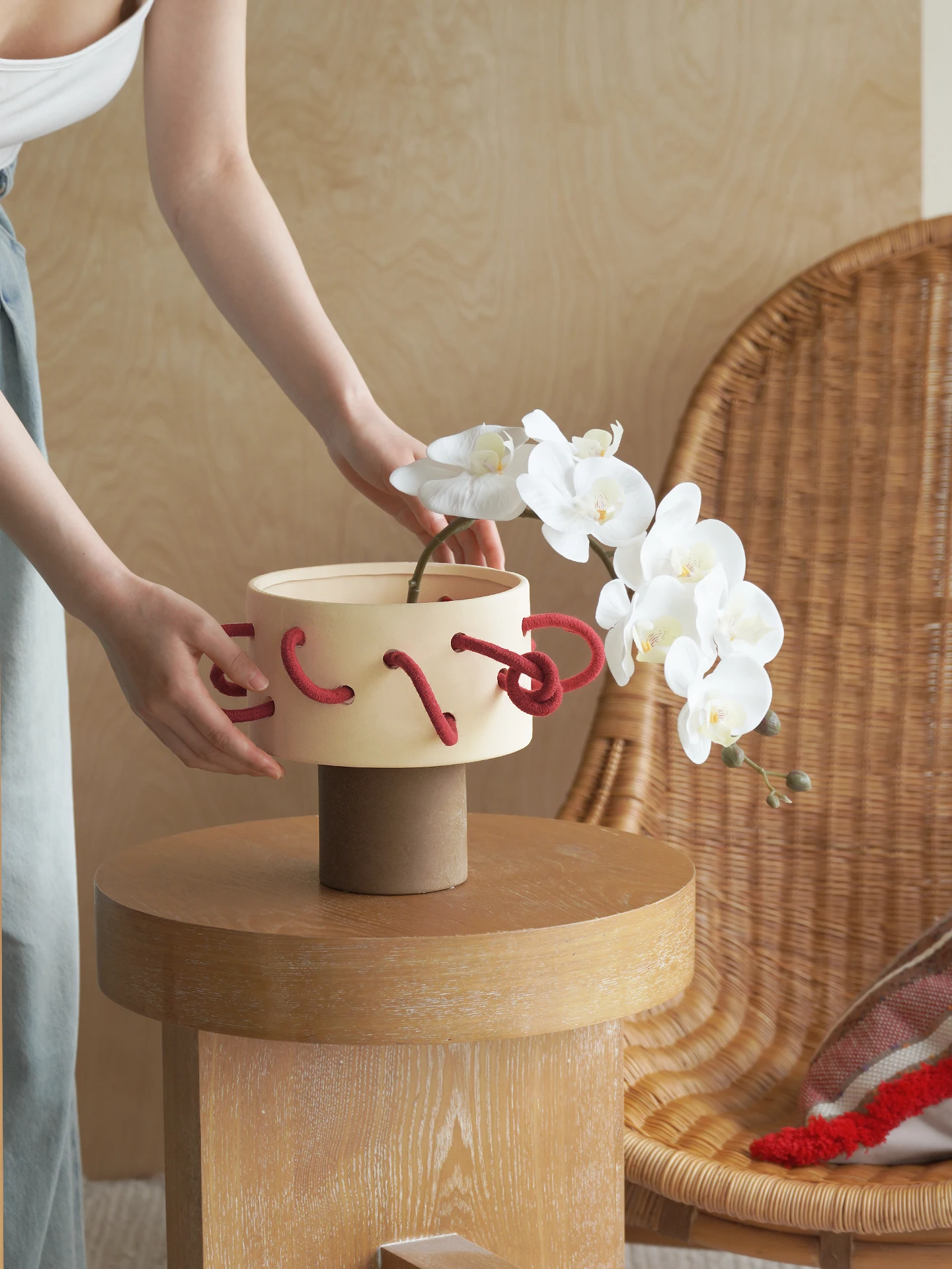 ハンドメイド陶器製花瓶：ほったらかしで毎年咲く花を育てるインテリアプランターの選定ガイド