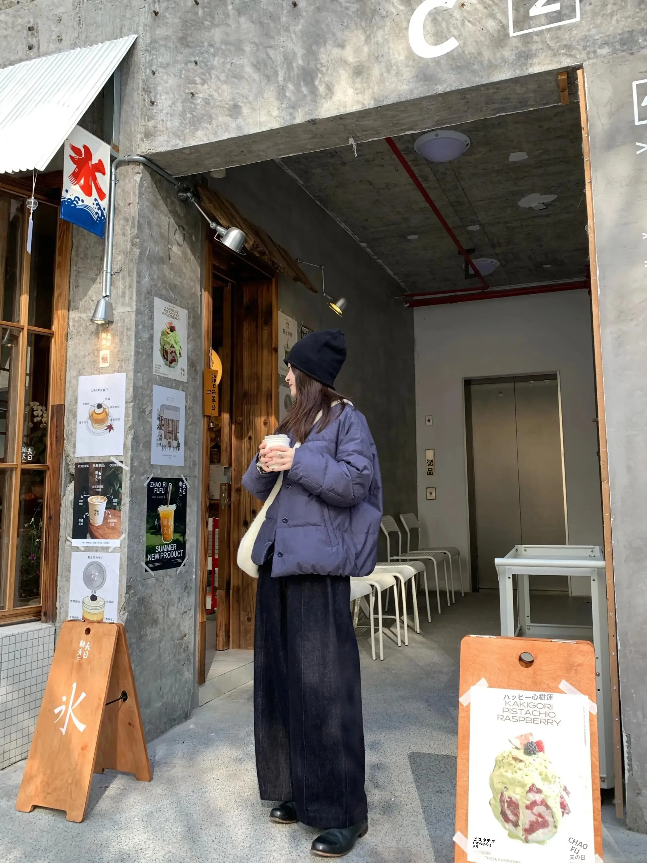テーパードアンクルパンツのスタイルと実用性：深色デニム九分丈ワイドパンツの特徴解析