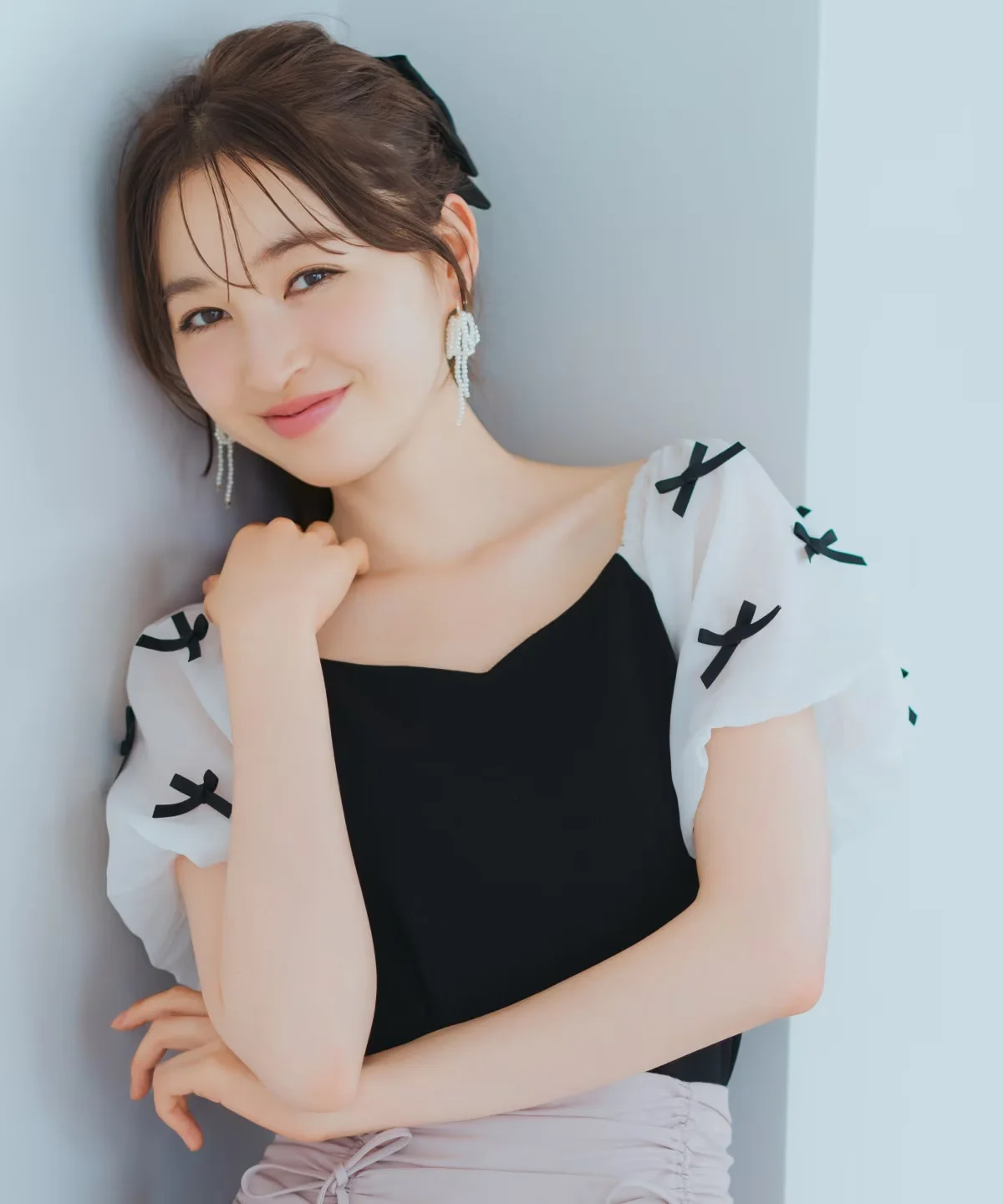 パフスリーブが夏の日常を彩る理由は？甘いリボンが決める「着こなしの魔法」
