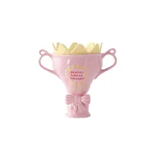 美しいデザインの陶器製マグカップ【ふた付き・ストロー付き・女王賞トロフィー】