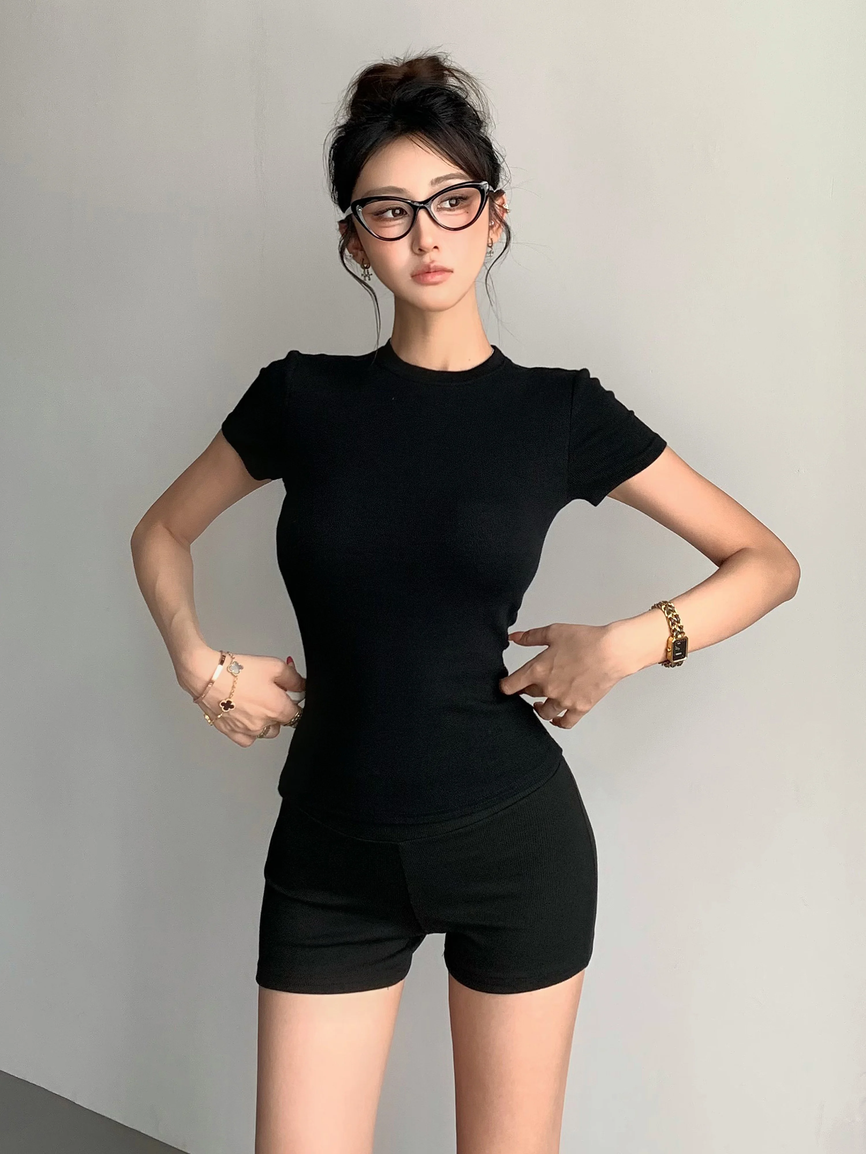オシャレなユニフォームの選び方：セクシーなショートパンツとTシャツのカジュアルセットアップ