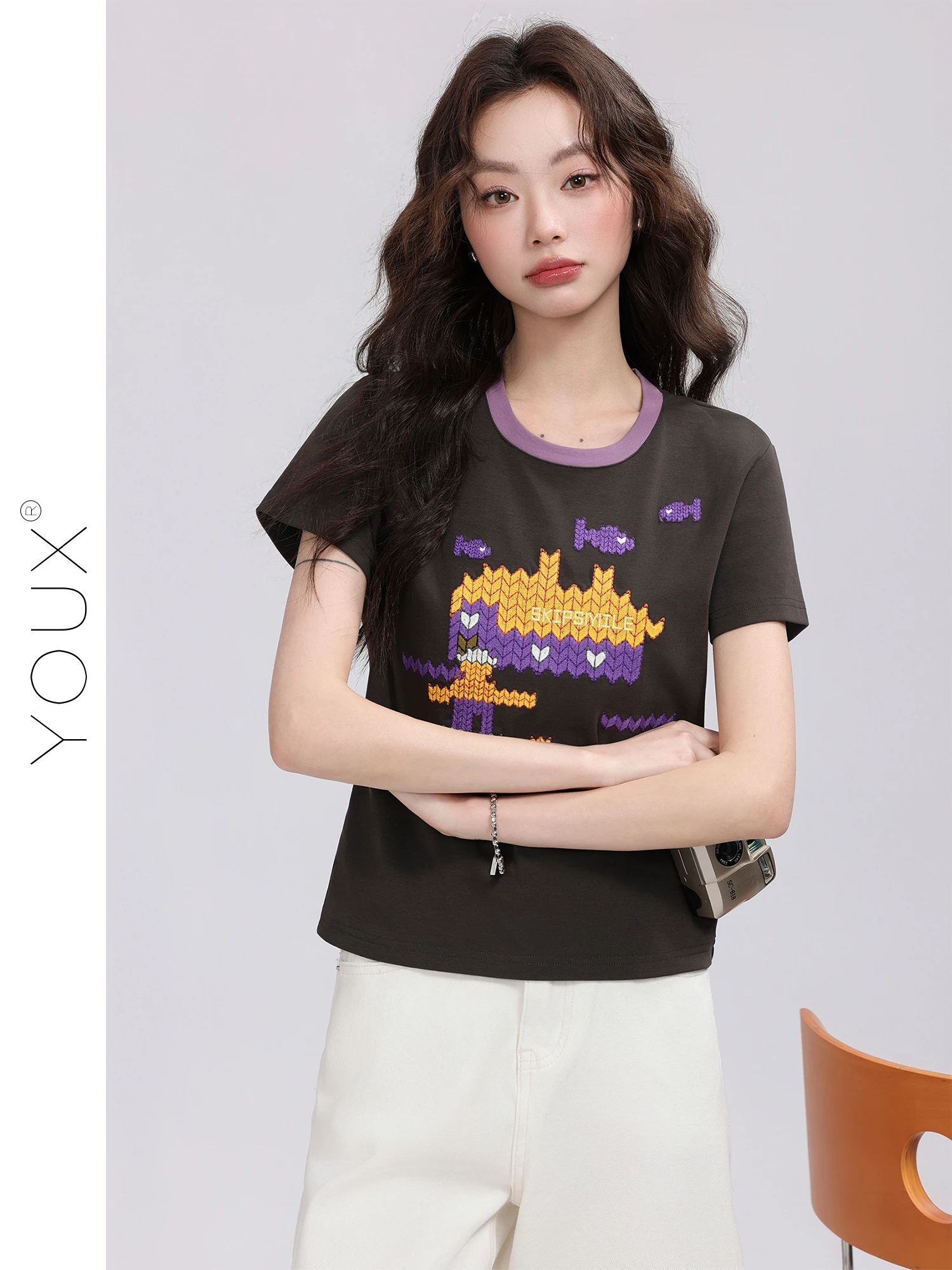 ユニークな刺繍が魅力の丸首Tシャツ：通勤風のシンプルデザインと夏の着用シーン