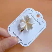 猫目石のクローバーブローチ【シンプルデザイン・可愛い・防止クリップ付き】