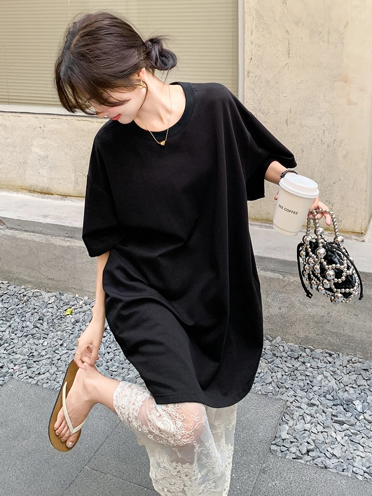 レース切替の黒Tシャツワンピース：通勤シーンで快適なA字ラインを実現