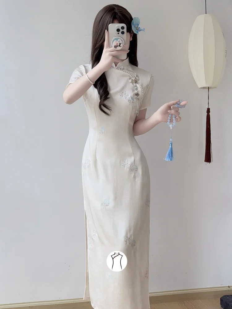 シャーリング 服：白色の醋酸刺繍チャイナドレスのデザインと実用性