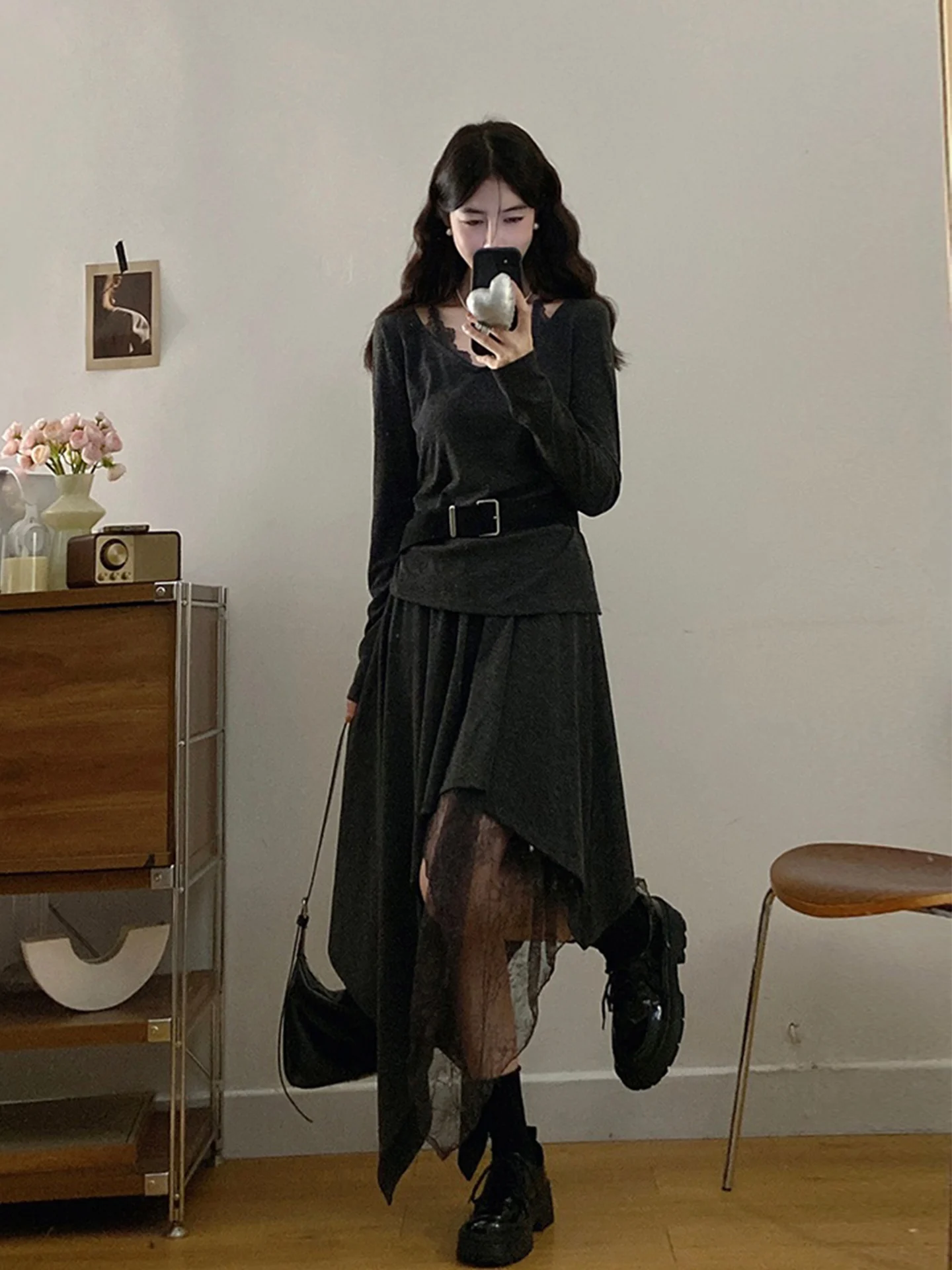 20代後半の女性にぴったりな春の着こなしは、カジュアルエレガンスのレーストップスと不規則スカートから始める？