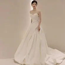 スリーブレス軽婚式用ウェディングドレス【白色サテン・フランス風・トレーン付き・シンプルデザイン】