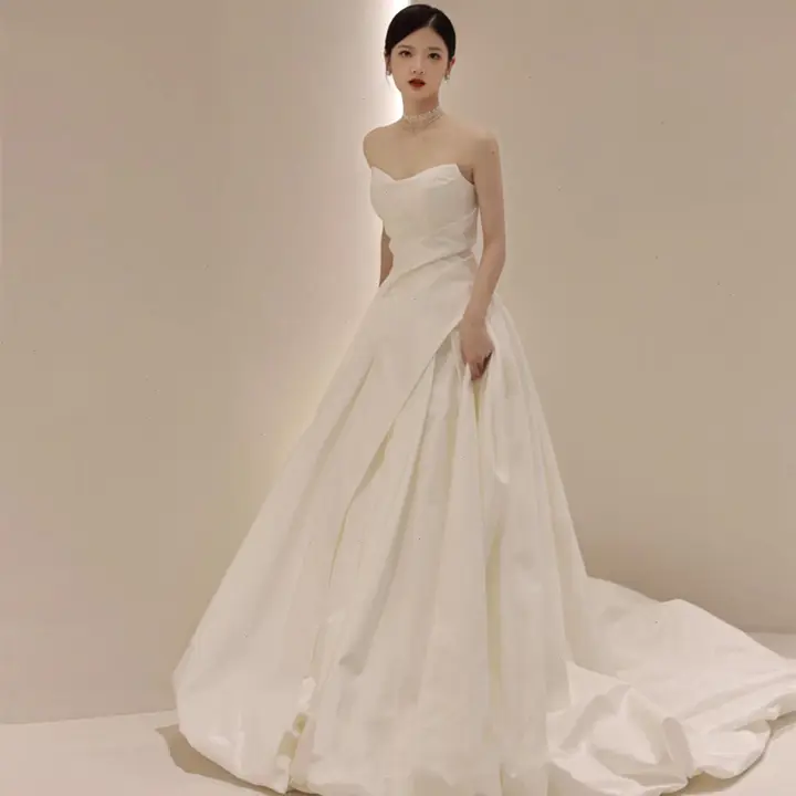 スリーブレス軽婚式用ウェディングドレス【白色サテン・フランス風・トレーン付き・シンプルデザイン】