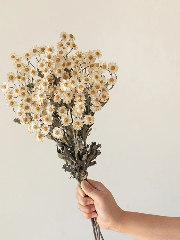 小雏菊風の造花ブーケ：侘寂風インテリアに最適なテーブル装飾の実用ガイド