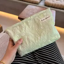 女性用ポータブル化粧ポーチ【内側仕切り付き・収納に便利】