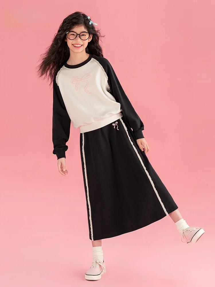 ピンクのズボンに合う服の選び方：レース装飾カジュアルセットアップの実用性とバランス