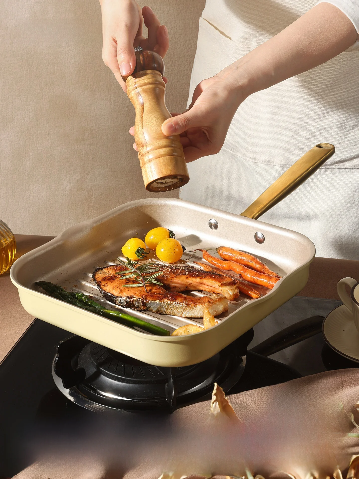 グリルパンの焼き方と材料を解説：CAROTE C14542 フライパンで実際の調理を体験