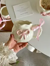 不規則デザインの手作り浮彫りピンクリボン陶器カップ【コーヒー用・学生向け】