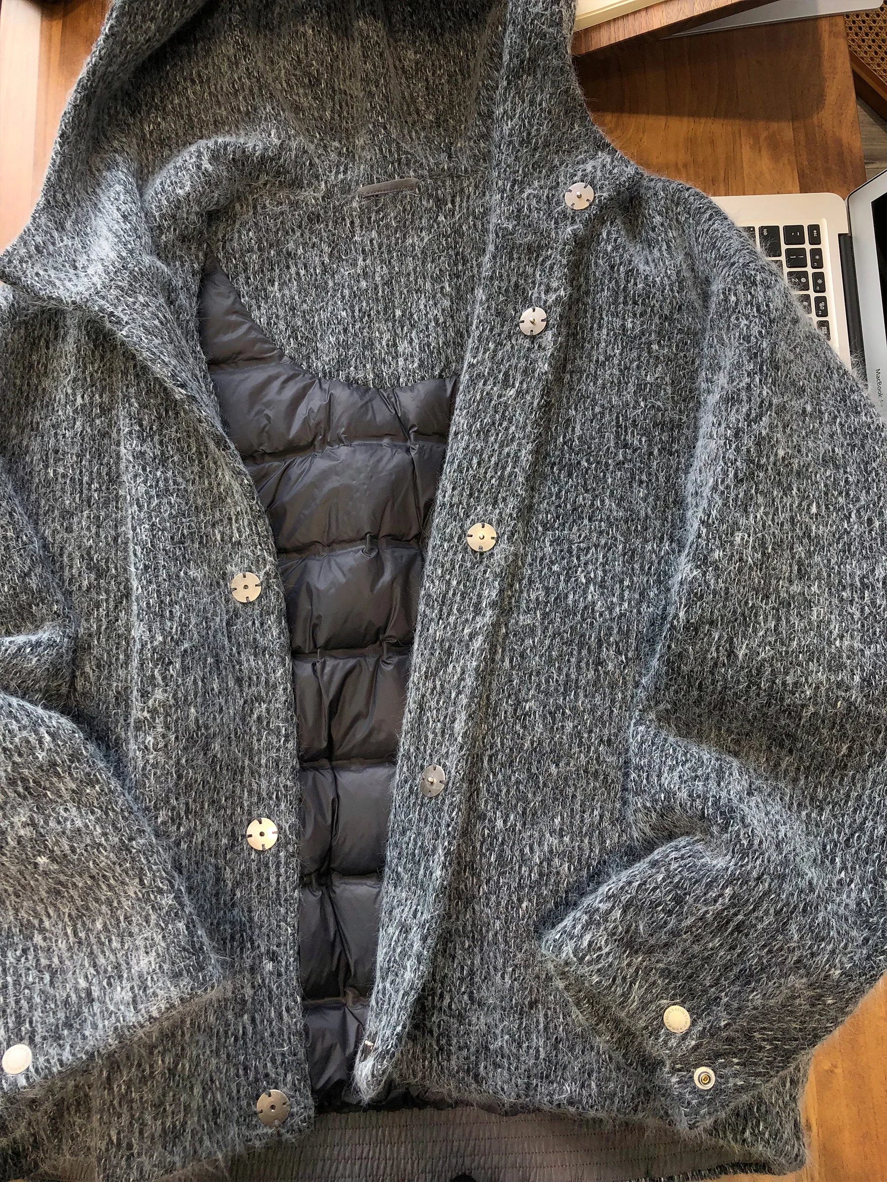 かっこいいベージュダウンコートで40代男性の冬着こなしを実現する