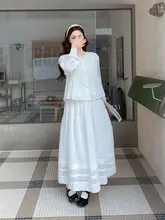 優雅な白い花柄ブラウスとスカート【春秋用・女性・体型カバー】（セットアップ対応）