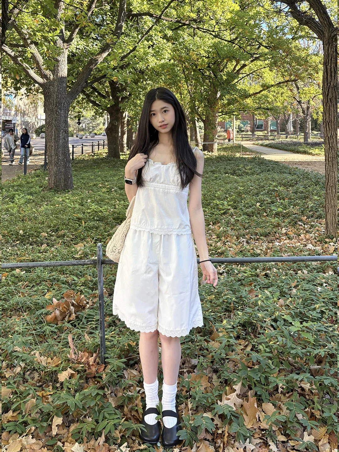 20代後半女子が今夏選ぶべき「おしゃれな着こなし」は？白色レースキャミソールとワイドパンツのセットアップ