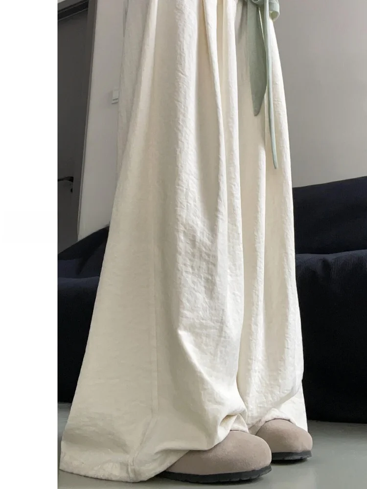 白いパンツに透けてしまうのはなぜ？透けない色の選び方と、今夏のベストな解決法とは？