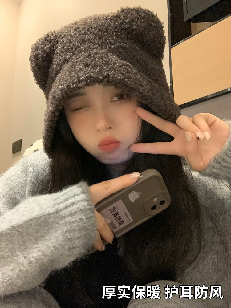 可愛いクマデザインのレイフォン帽子：秋冬期の保温性とファッション性を実証
